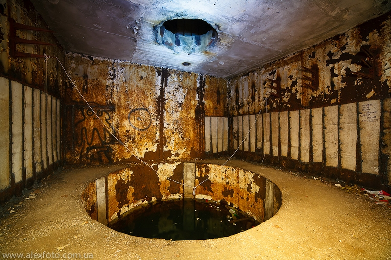 Illustration for article titled Journey into the Dystopian World of Abandoned Soviet Submarine Bases